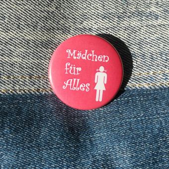 Ansteckbutton Mädchen für alles auf Jeans